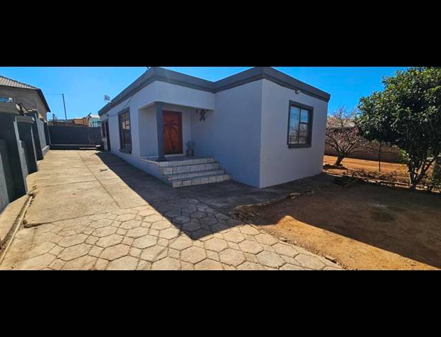 3 BEDROOM HOUSE FOR SALE IN LOTUS GARDENS
